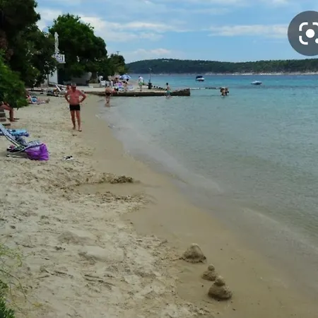 Petra S Pogledom Na Apartamento Banjol