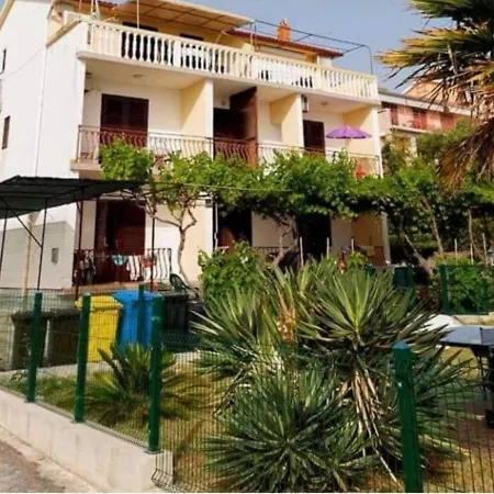 Petra S Pogledom Na Apartment Banjol