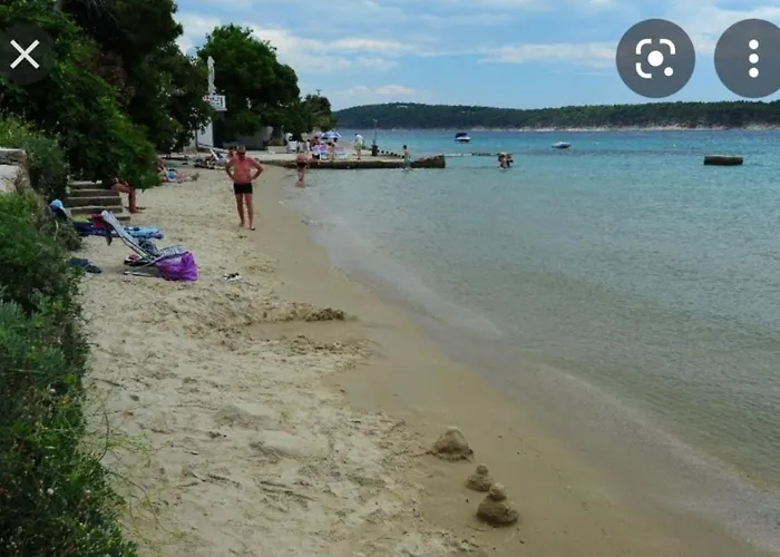 Petra S Pogledom Na Apartamento Banjol