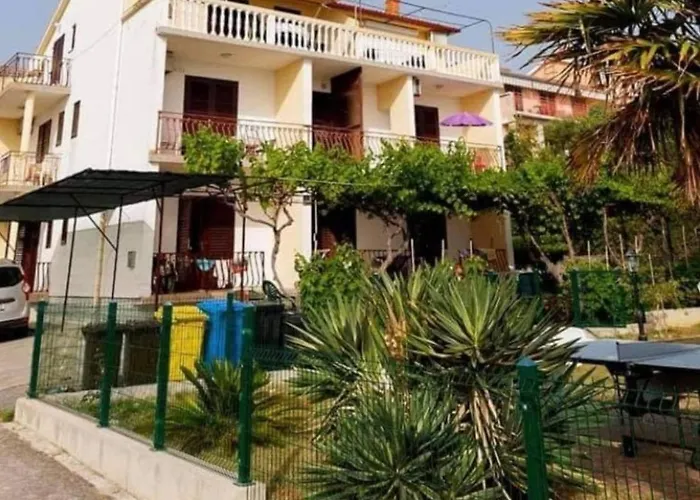 Petra S Pogledom Na Apartamento Banjol